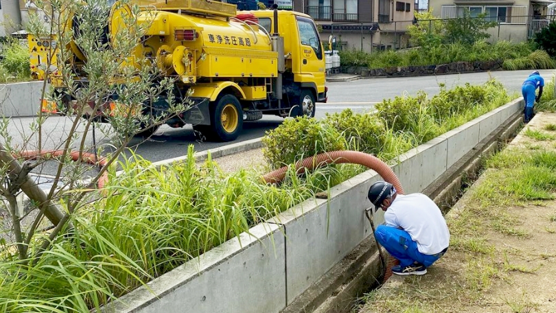 道路側溝、水路河川、溜池の浚渫清掃作業